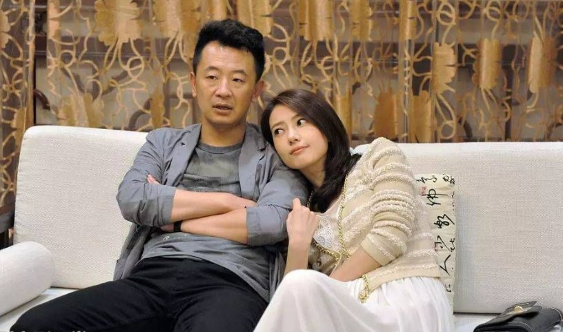 得知前任即将结婚，内蒙古男子发视频回忆两人8年爱情，网友对此有何表示