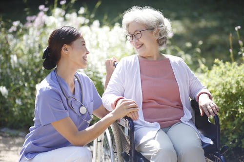 80岁老人家偷吃冰淇淋被发现，为何网友大呼“像极了我们小时候”？