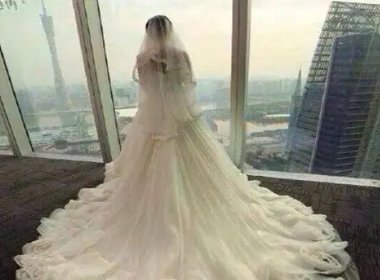 新娘回应14岁儿子抱自己出嫁：逼她说出“不在乎”的网友，到底是啥心理？