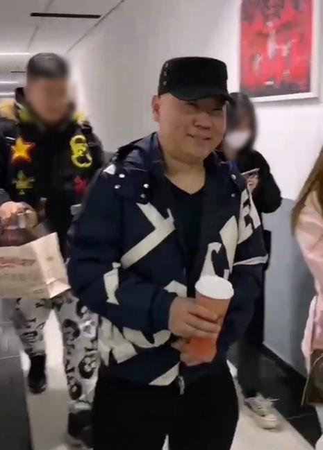 郭德纲排队做核酸被拍，他的衣着打扮有多低调？