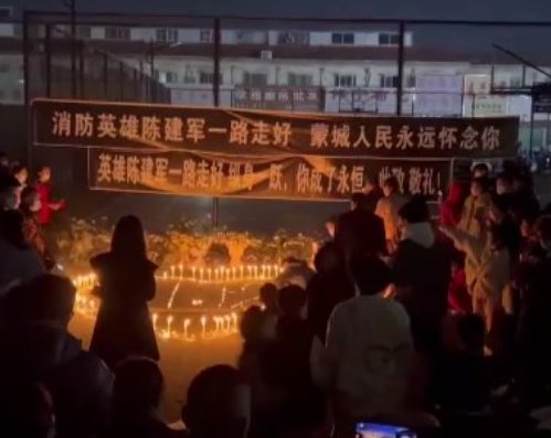 山东一美术老师用铅笔芯雕出救人坠楼瞬间，老师用此举表达了怎样的敬重？