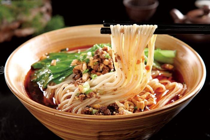 淄博祖孙三代经营水面,4元一碗20年没涨价,对此你有何不同的看法?