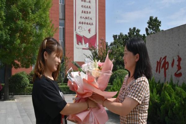 家长八个字暖心夸赞老师