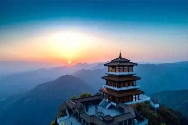 柱天踏地的意思