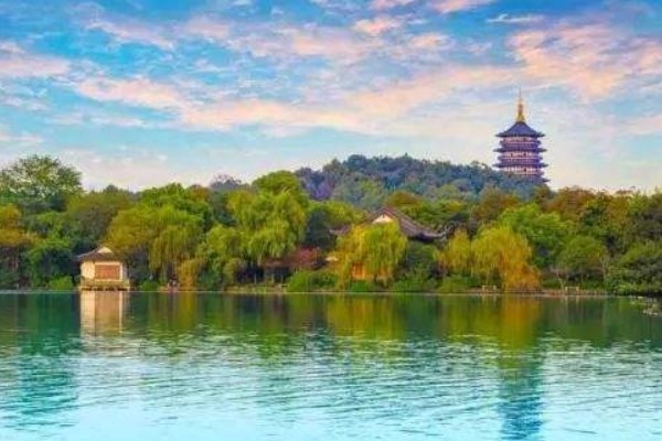 “淡妆浓抹总相宜”的全诗是什么？