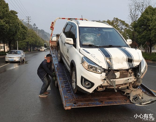 长城M4和风光370发生碰撞，看到防撞梁后，网友：又一个良心企业