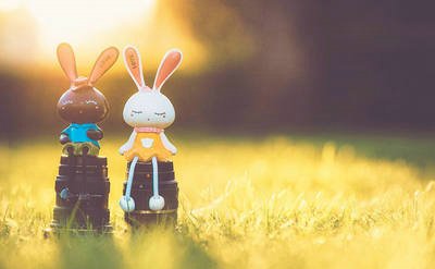 玩游戏输了在朋友圈发我要结婚了,男朋友评论说好巧呀,我也是,我该怎么回复他？