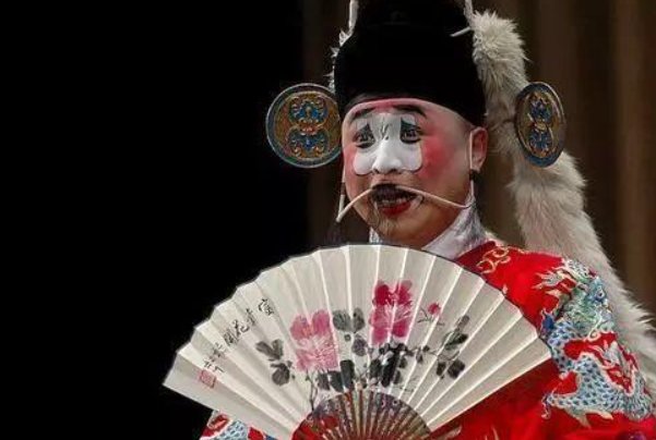 插科打诨指的是戏曲表演中什么内容