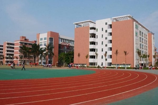 临翔区三中就是青华中学吗