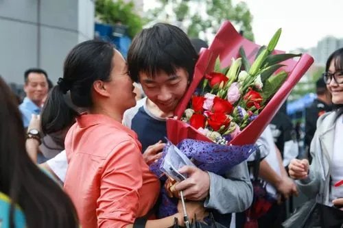 高考结束，校门口成为大型“表白”现场，你对这一幕有何感触？