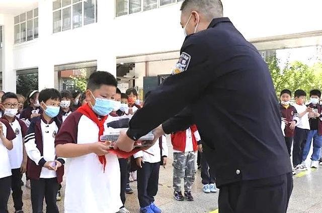 浙江小学生捡600元原地等失主1小时，最终是否等来了失主？