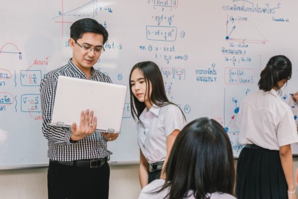 河南一数学老师请43名满分学生吃大盘鸡，你如何看待这种激励方式？