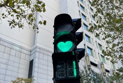 北京街头现爱心状红绿灯，这种别致的红绿灯让人看了是否会感到温暖？