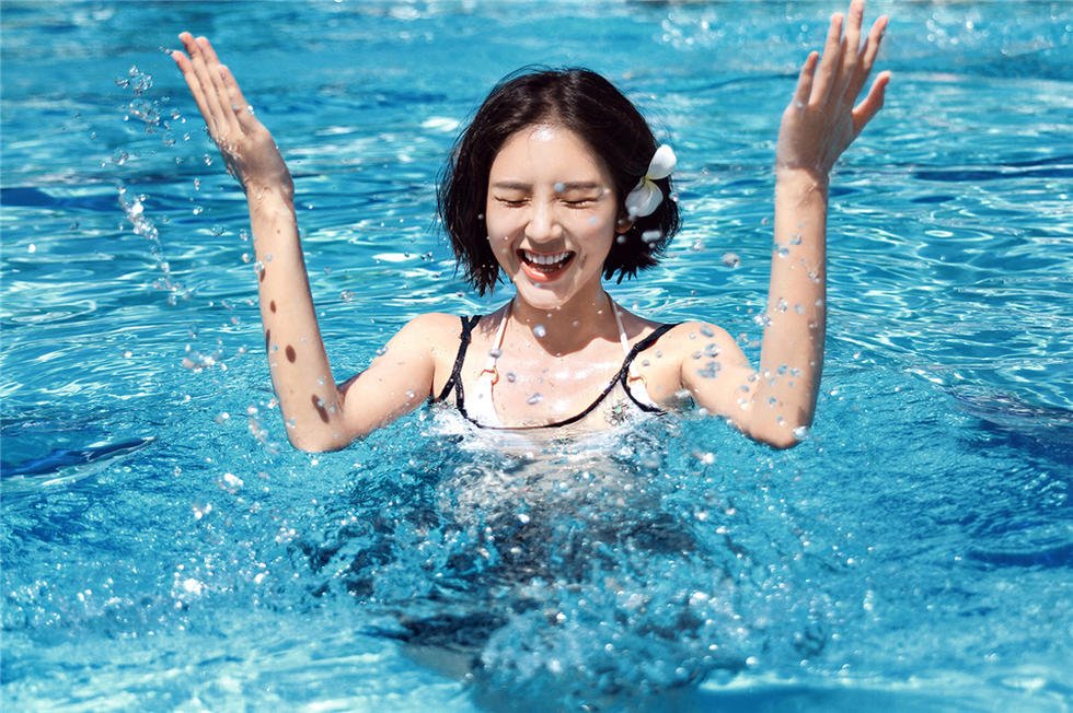 唐艺昕在微博晒《小敏家》杀青照，她的状态看起来如何？