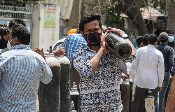 印度男子确诊新冠后带氧气瓶上班，这能避免传染给别人吗？