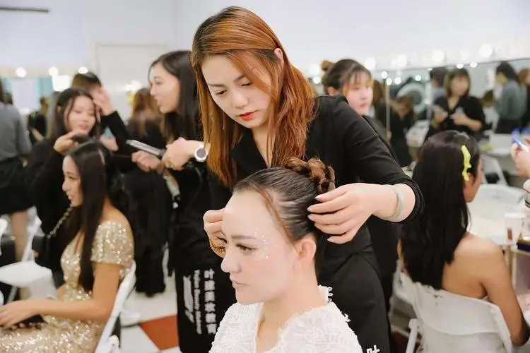 哪个美容学校好