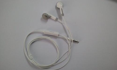 戴普通耳机唱歌容易跑调是真的吗