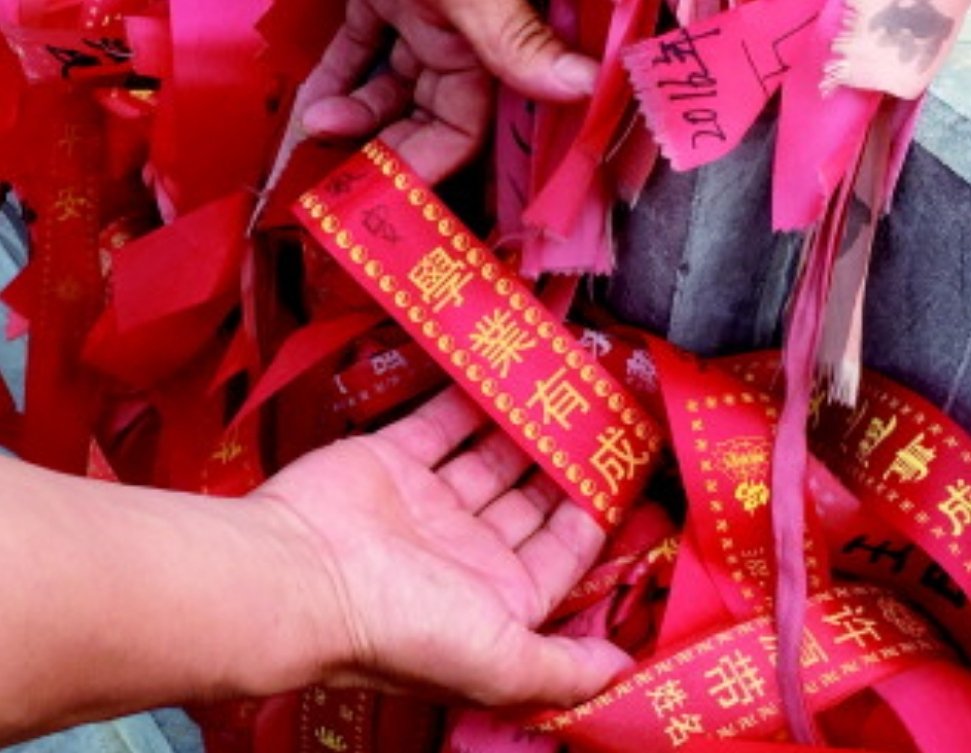 父母烧香拜佛、送饭到门，中国考生家长陪读有多拼？