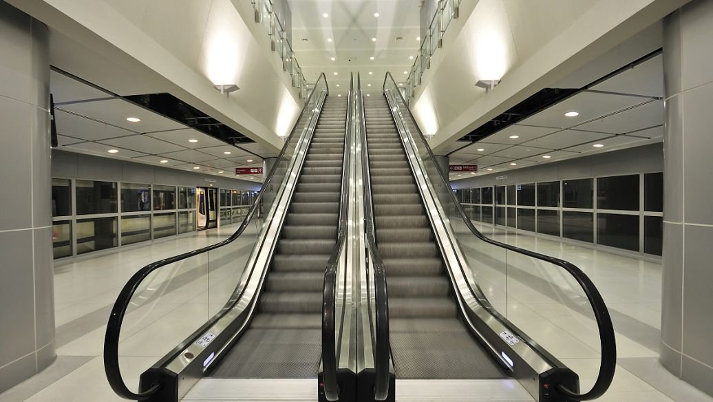 故意关停电梯致女孩摔倒，男孩已道歉！群众该不该放过这个小男孩？