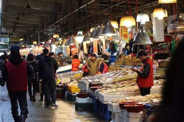 苏州螃蟹市场扎蟹月收入过万,为何工资这么高?