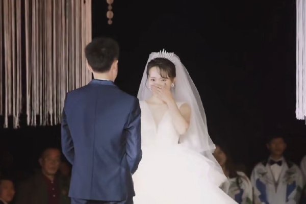 男子10年后终于娶到当年追到的女孩，从校服到婚纱的恋爱有多甜？