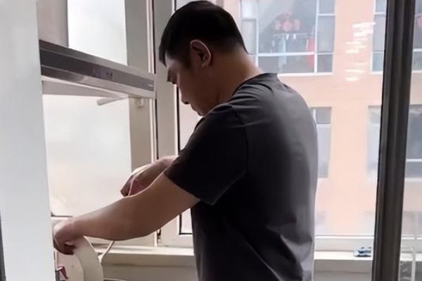 天津疫情，大爷被隔离在相亲对象家，他是如何度过这段时光的