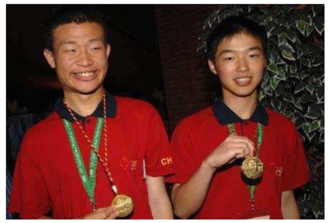 北大“最丑”数学老师爆红全网，哈佛为他打破百年校规，你怎么看？