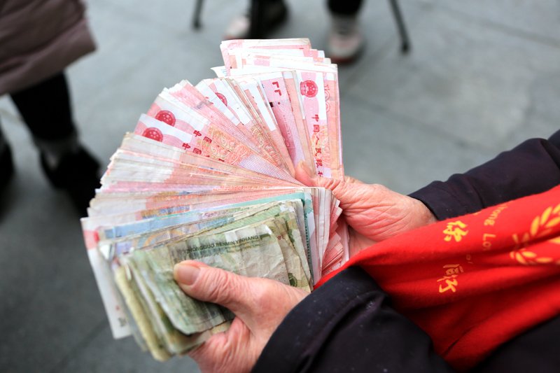 李稻葵建议向受疫情影响百姓发现金，若施行此建议会有哪些影响？