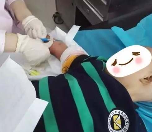 男子街头＂卖妻救女＂是怎么回事？