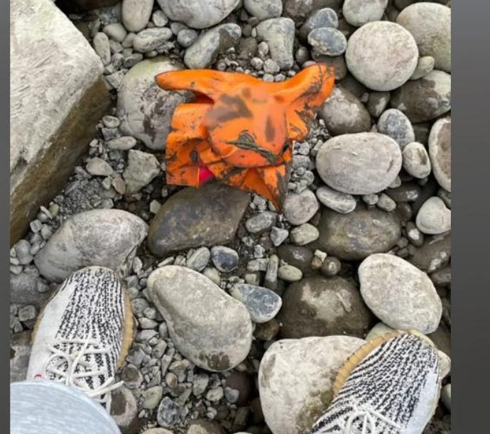 嘉陵江的水位降低，网友在浅滩发现神秘坛子！这究竟是什么坛子？