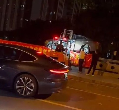 车位被占，男子叫来叉车把占位轿车扔进河中！警方如何通报这件事的？