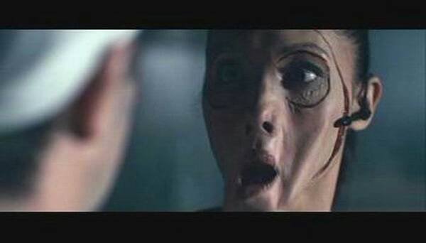 求一个电影，我记得是美国片，一个男的把两个女的绑在椅子上，把一个女的脑子取出来另一个女的脸皮从后脑