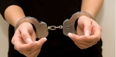 两男童被父亲扔井中,具体是怎么回事?