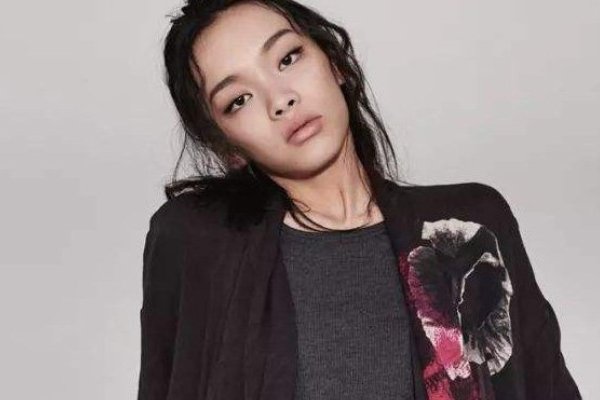 刘柏辛和李佳琦是兄妹，为何不同姓？