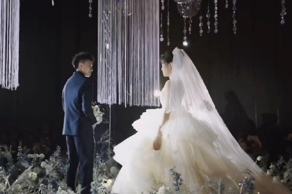 男子10年后终于娶到当年追到的女孩，从校服到婚纱的恋爱有多甜？