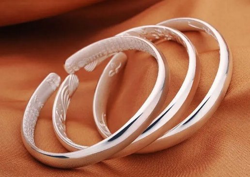 三种女人不适合戴银手镯
