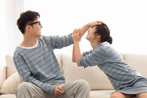 青岛男子澄清了被大力女友锤断3根肋骨一事，事情的经过具体是怎样的？