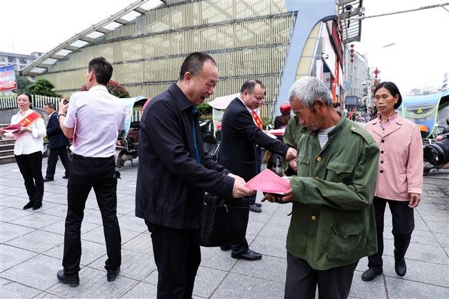 李稻葵建议向受疫情影响百姓发现金，若施行此建议会有哪些影响？