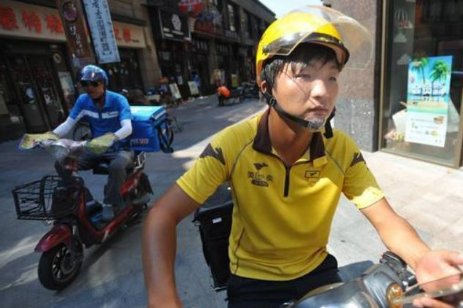 外卖小哥载交警猛追酒驾男，事件的经过有何具体细节？