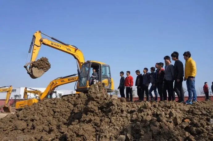 哪有学挖掘机的好学校