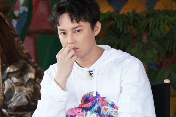 尹正发文力挺张若昀，“耍大牌”用缩写，他们两的关系如何？