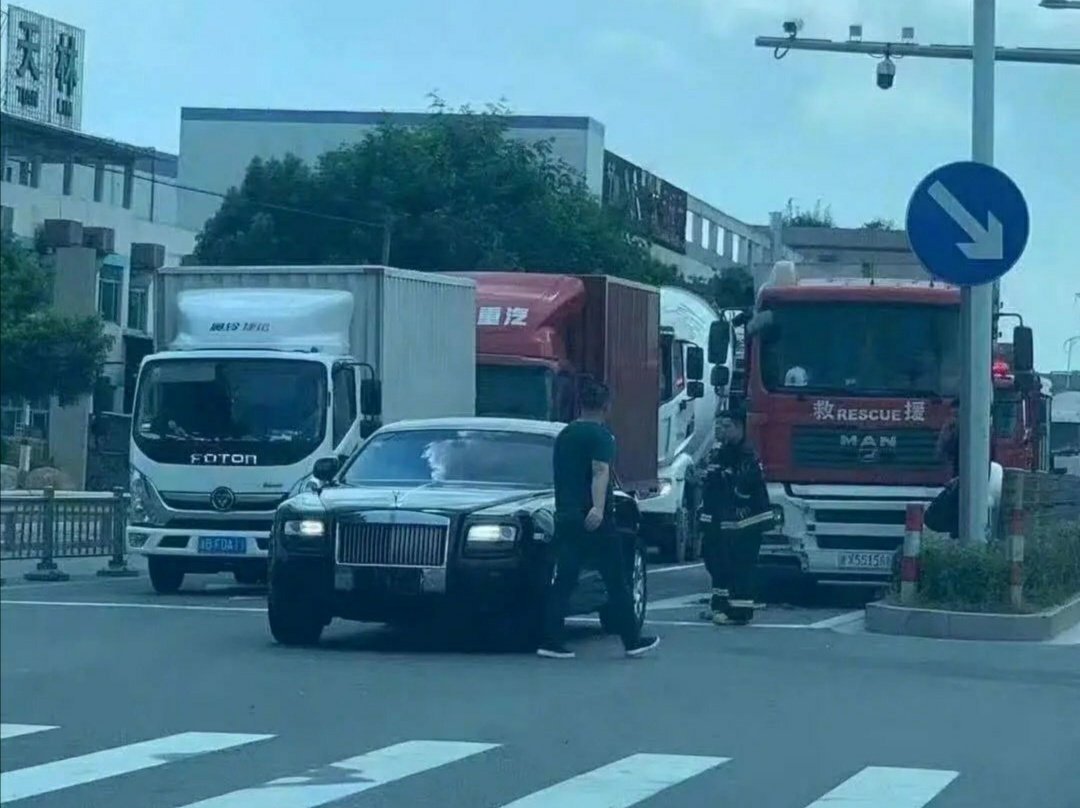 宁波消防车追尾牌照5个8劳斯莱斯，现场状况如何？