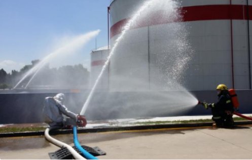 怎么用手喷出水像水枪一样