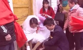 新娘出嫁哥哥弟弟哭成泪人，拍肩膀哽咽叮嘱新郎，这一幕为何能令网友破防？