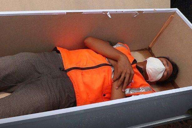 如何看待印尼一市不戴口罩罚坐灵车一事?