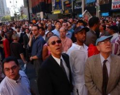 美国专家警告：新一波疫情高峰或将到来，为何情况会如此严峻？