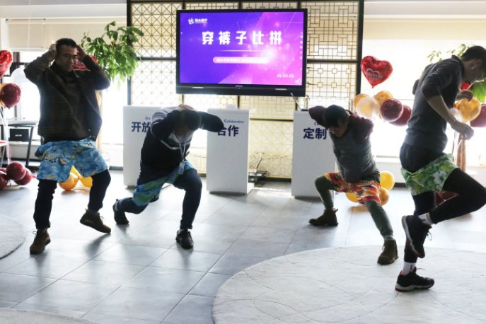 《徒手穿裤子》游戏规则是什么？