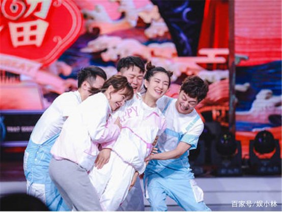 2021跨年晚会，湖南台主持人集体忘词，何炅唱哭自己，是太委屈吗？