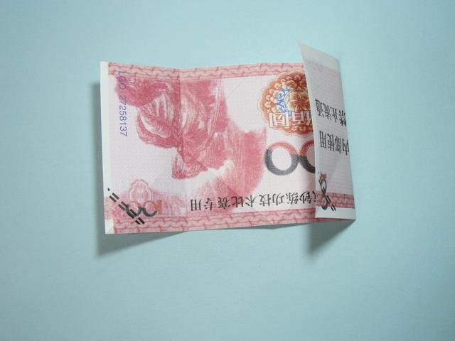钞票叠爱心方法