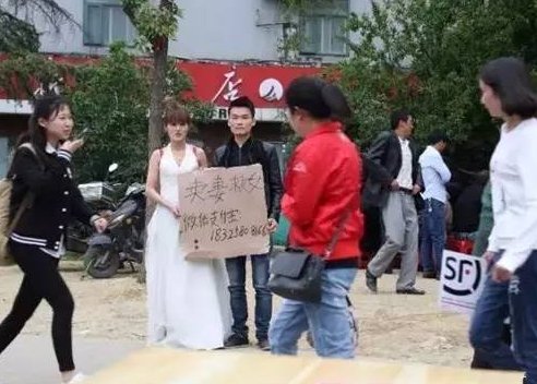 男子街头＂卖妻救女＂是怎么回事？